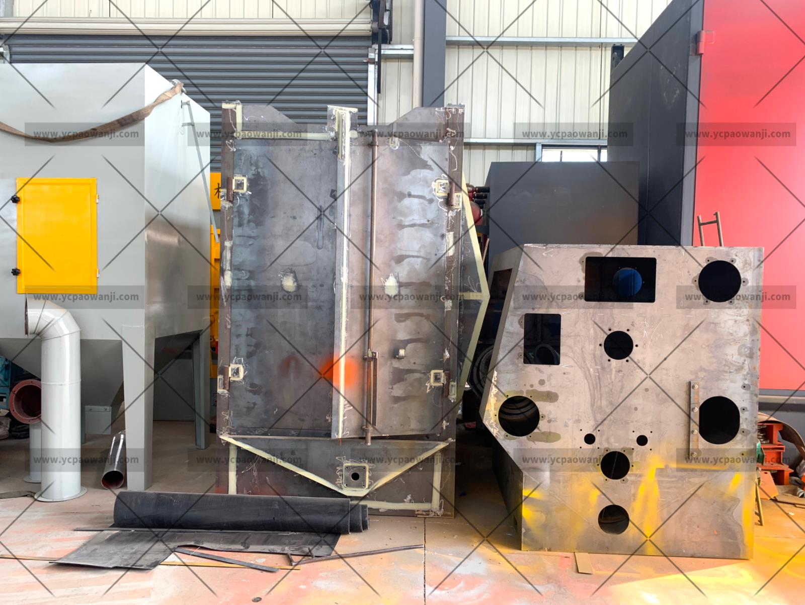 376吊鉤式拋丸機生產(chǎn)廠家拋丸機主機制作中，準(zhǔn)備噴漆